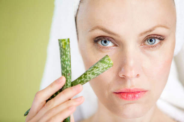 How to Remove Dark Circles With Aloe Vera